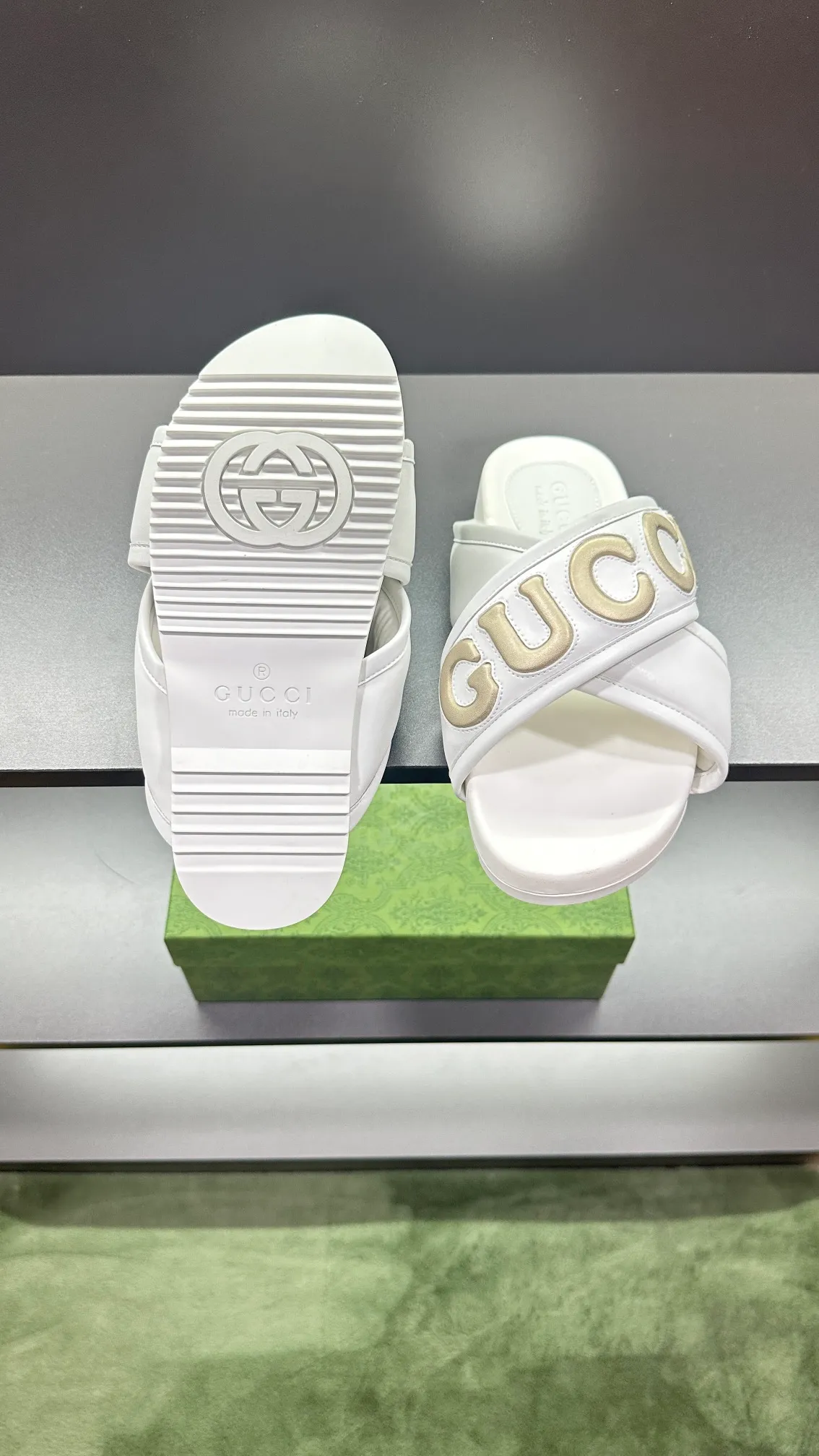 [G Family Couple Style] P: 320💰Female size 36~40 Men's size 39~45, (46. Custom-made GG slippers for men and women. This slipper is made of GG polyester fiber and is decorated with a Gucci label on the front, which adds a striking logo feel to the style. Beige GG recycled polyester fiber, same size for men and women, leather trim